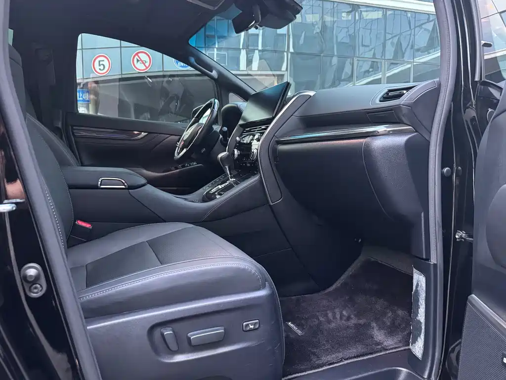 Lexus LM — миниатюра 12