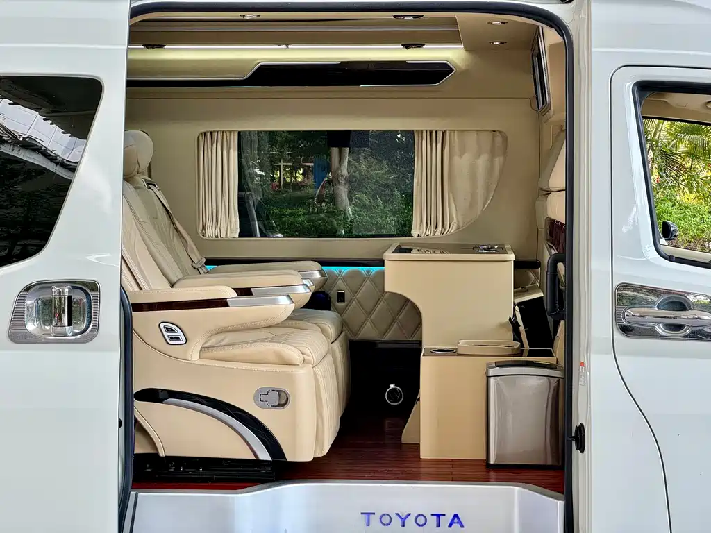 Toyota HiAce 2022 3.5L AT