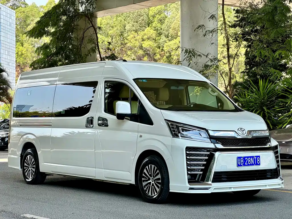 Toyota HiAce 2022 3.5L AT