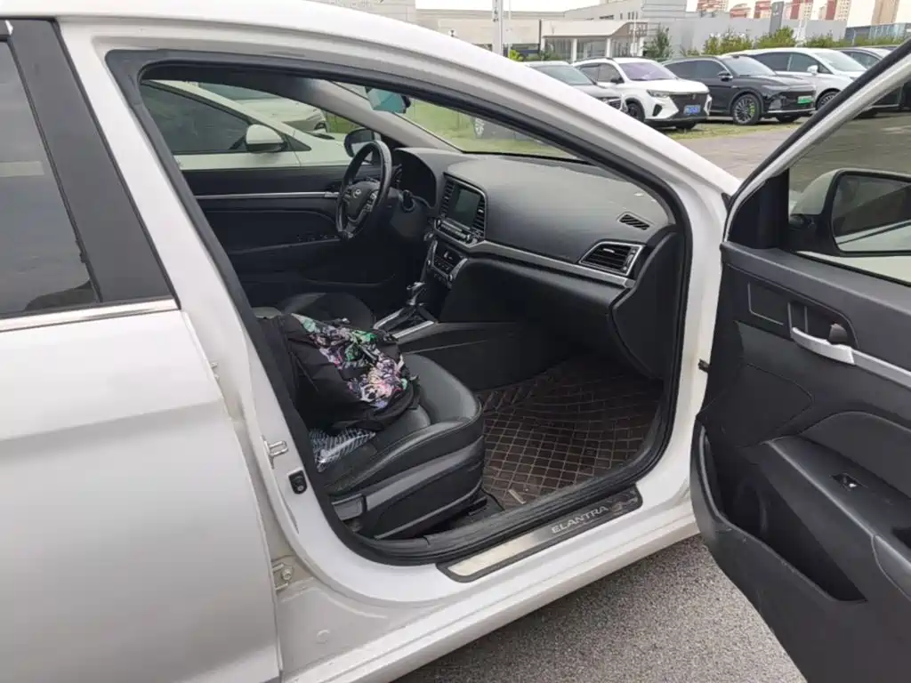 Hyundai Elantra — миниатюра 18