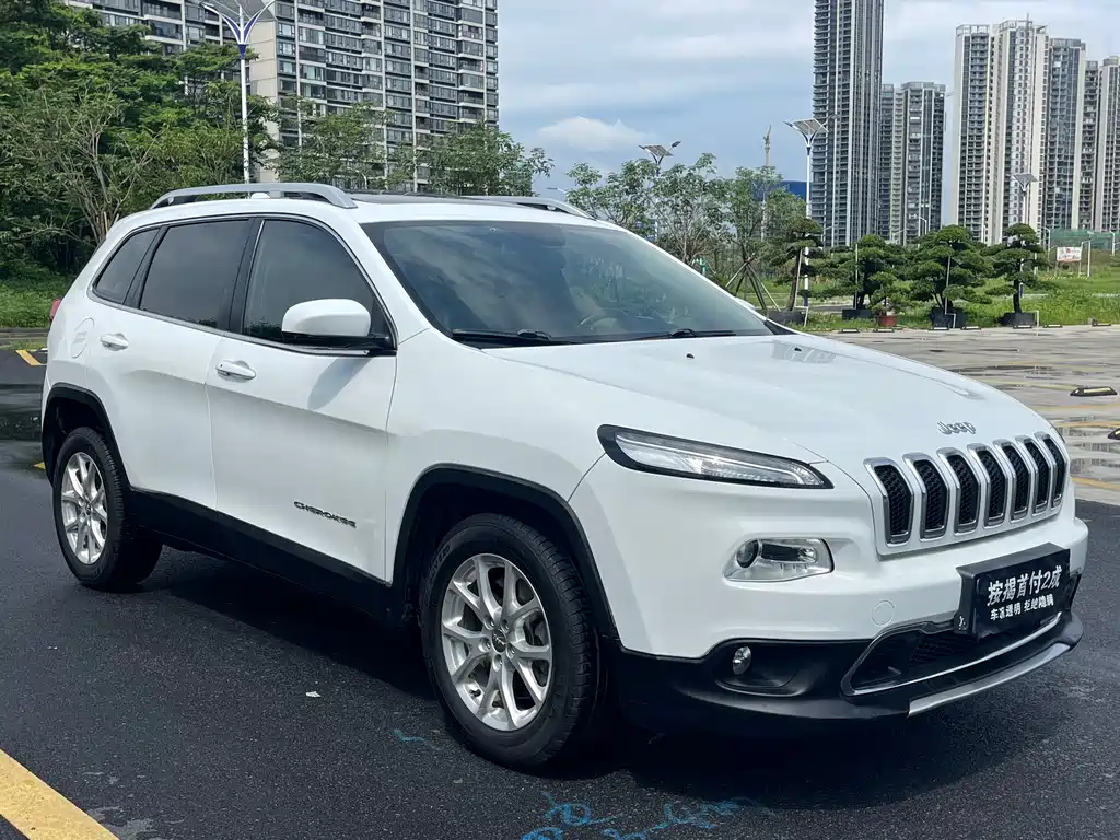 Jeep Cherokee - фото 3