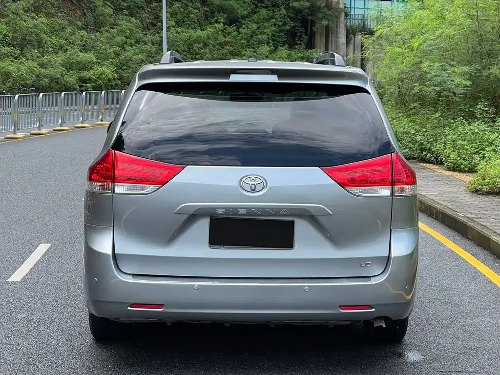 Toyota Sienna — миниатюра 15
