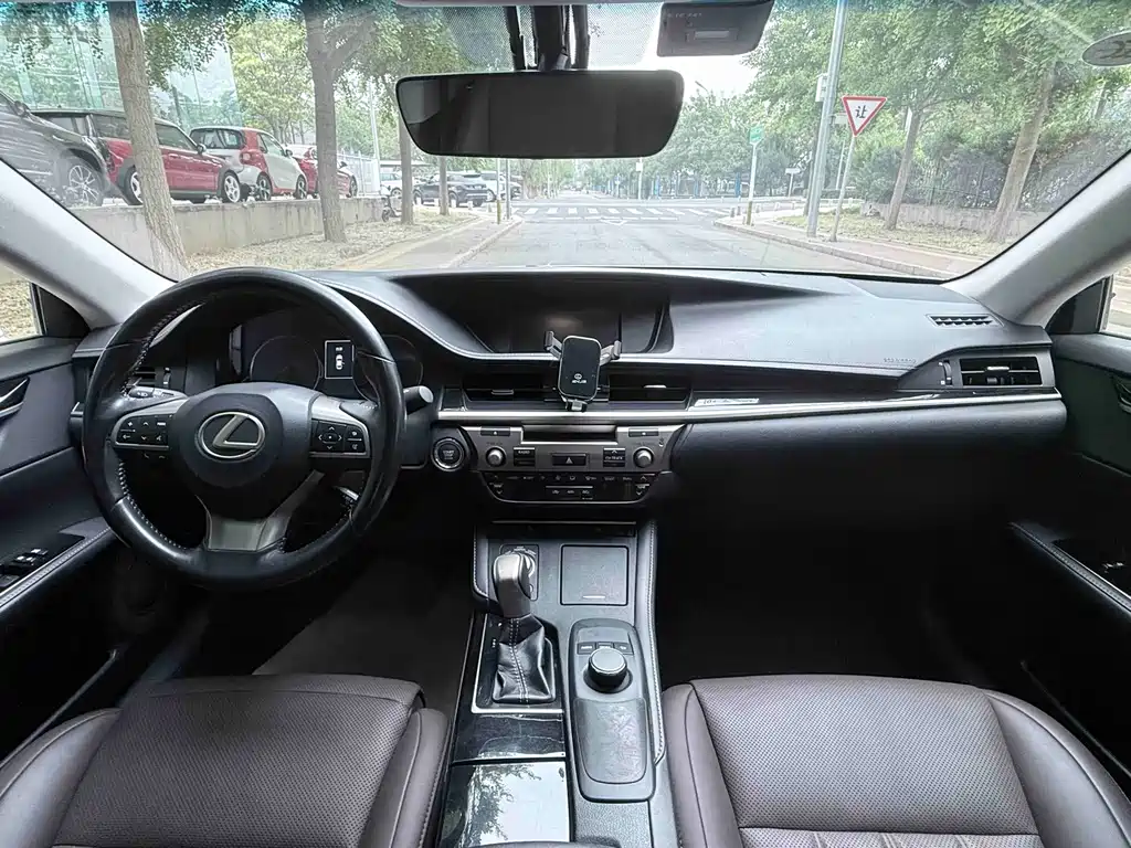 Lexus ES 2017 200 30