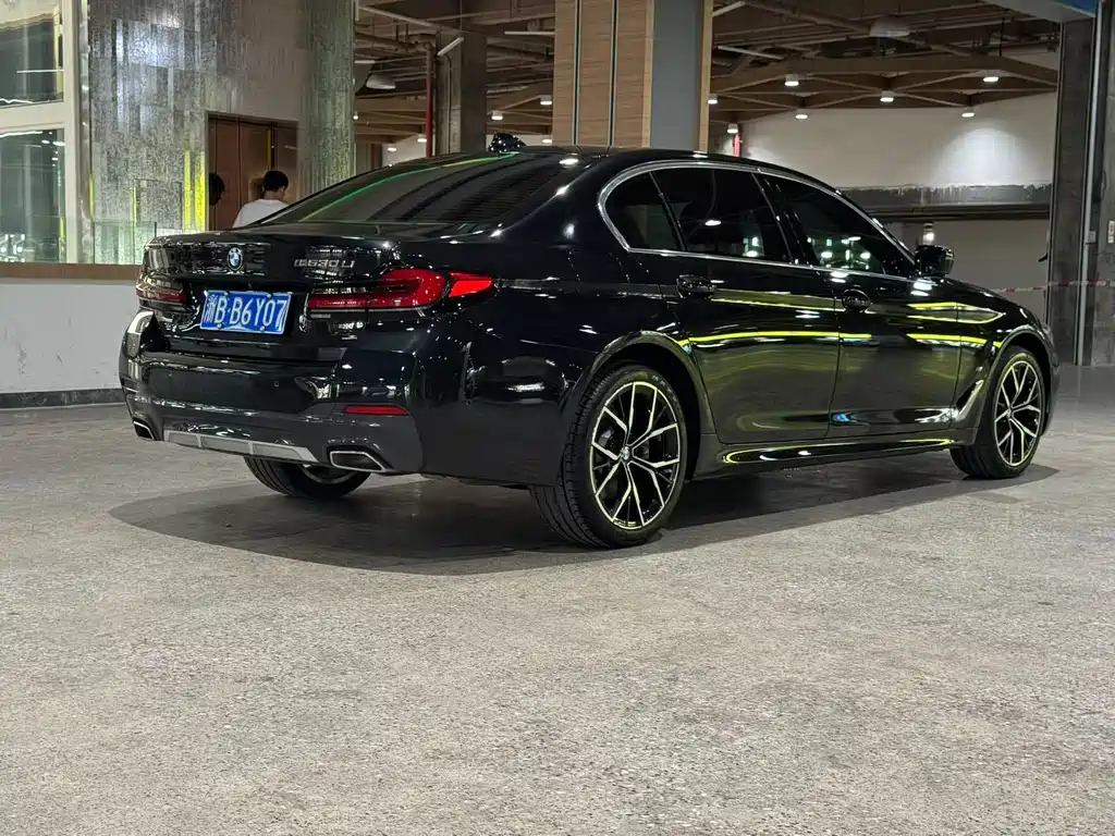 BMW 5 Series — миниатюра 9