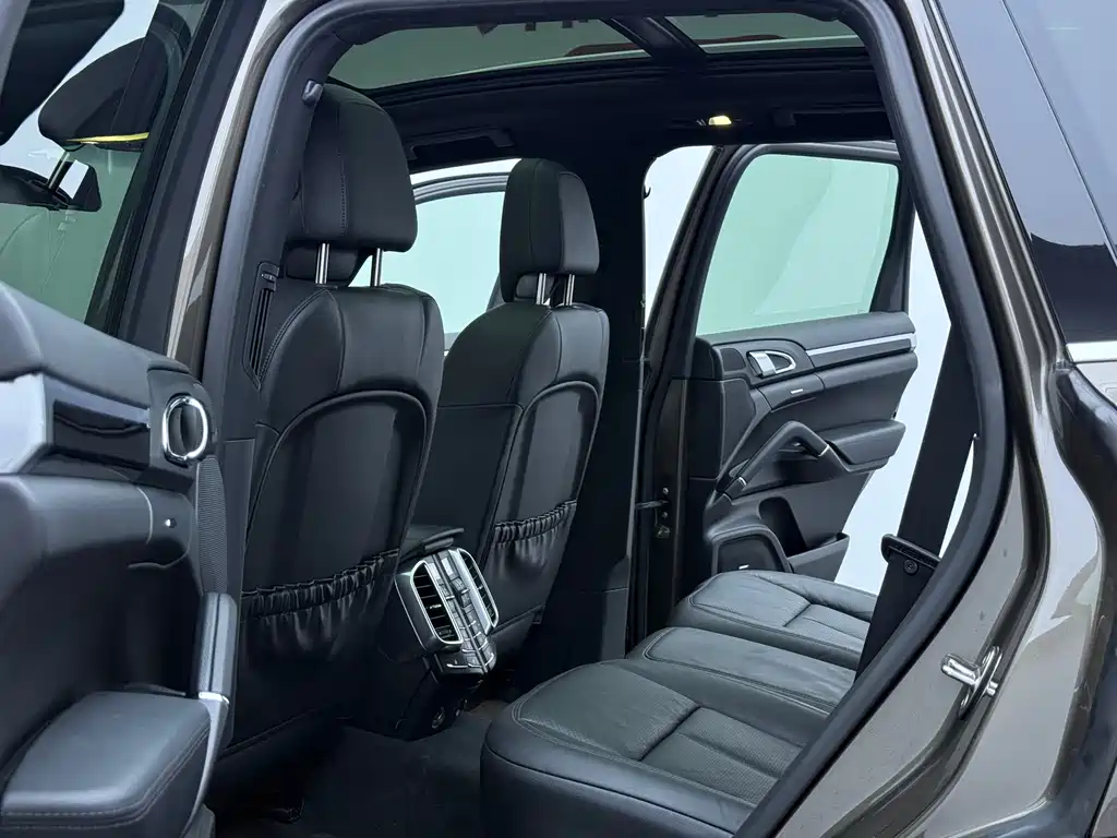 Porsche Cayenne — миниатюра 9