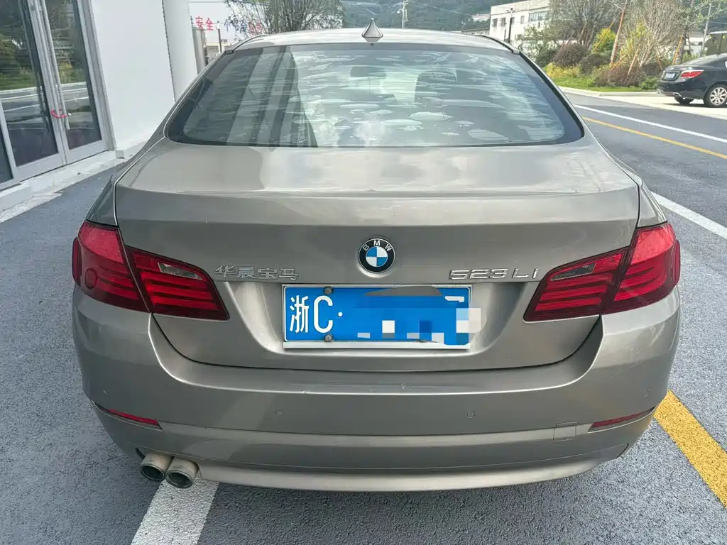 BMW 5 Series — миниатюра 8