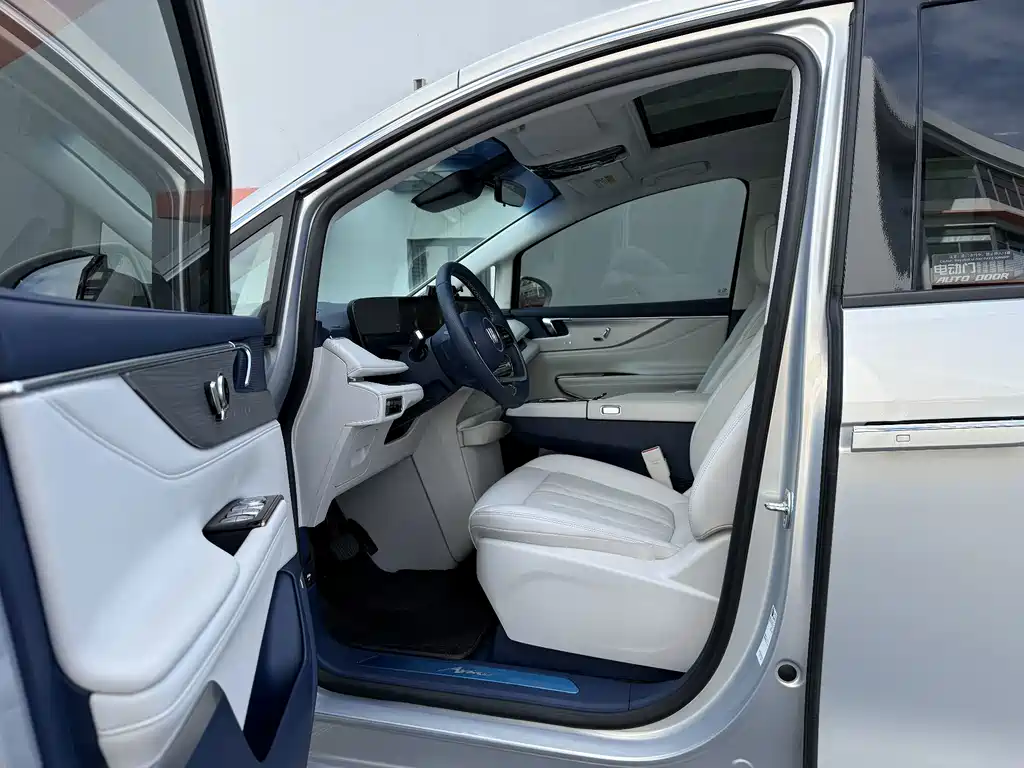 Buick GL8 Hybrid — миниатюра 5