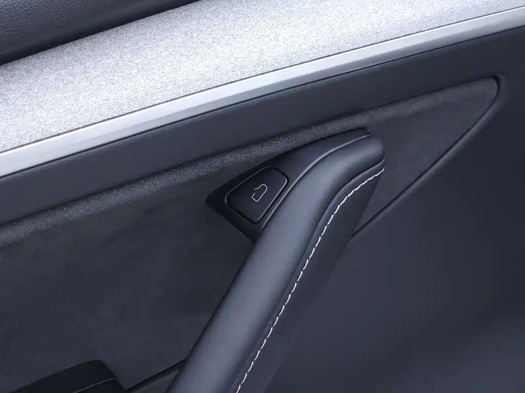 Tesla Model Y — миниатюра 17