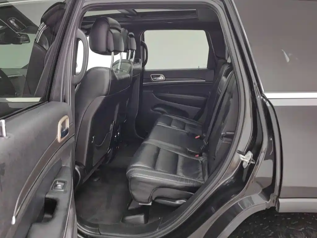 Jeep Grand Cherokee (Import) — миниатюра 15