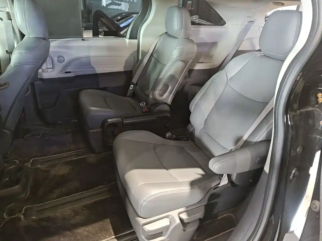 Toyota Sienna — миниатюра 17