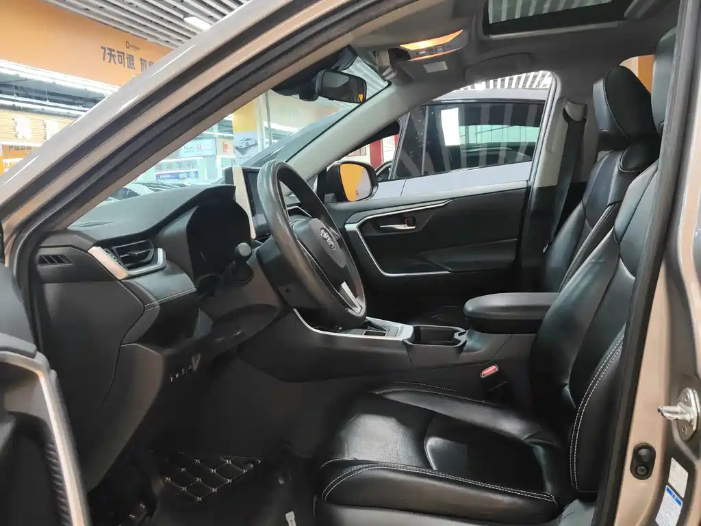 Toyota RAV4 — миниатюра 5