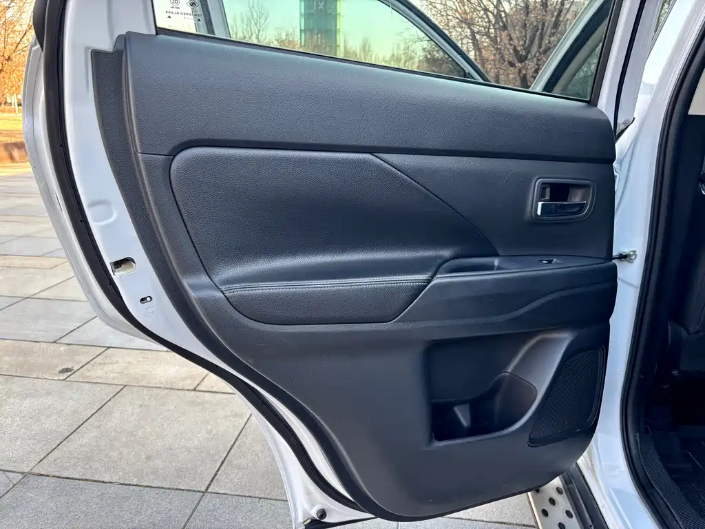 MITSUBISHI OUTLANDER