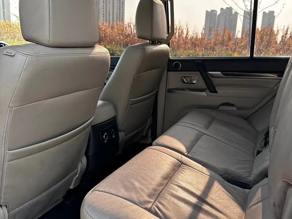 Mitsubishi Pajero (Import) — миниатюра 8