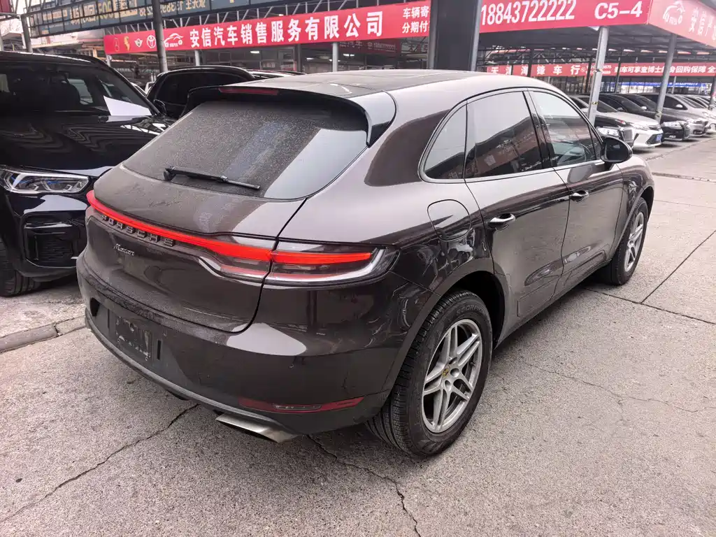 PORSCHE MACAN