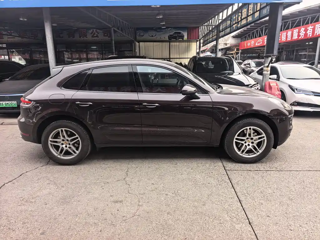 PORSCHE MACAN