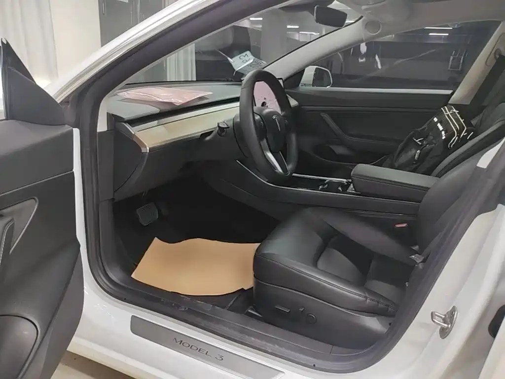 Tesla Model 3 — миниатюра 16