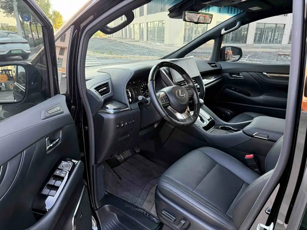 Lexus LM — миниатюра 11