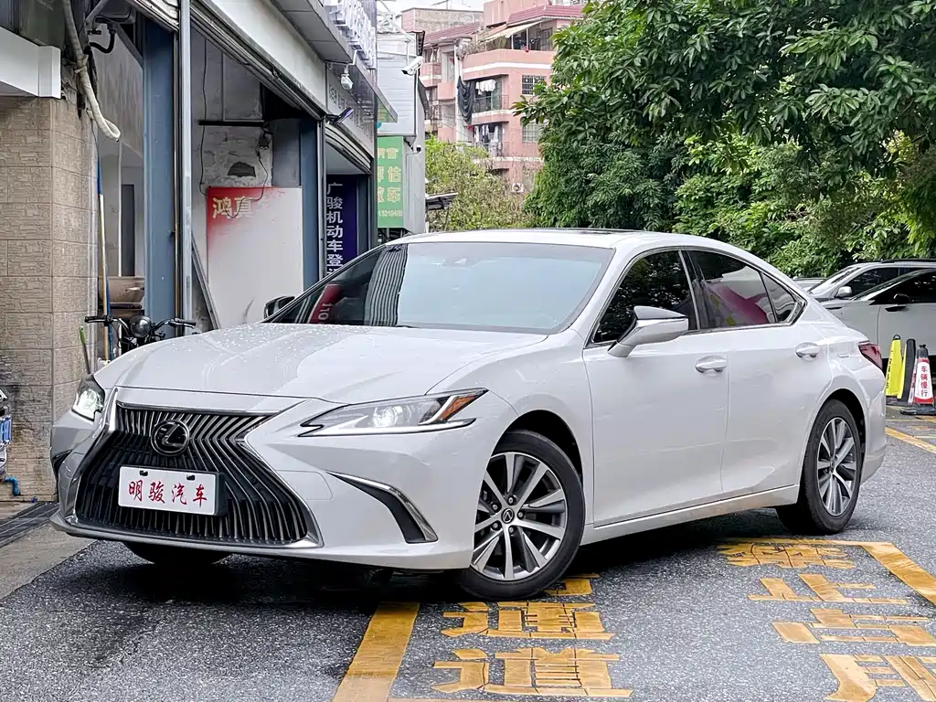 Lexus ES 2020