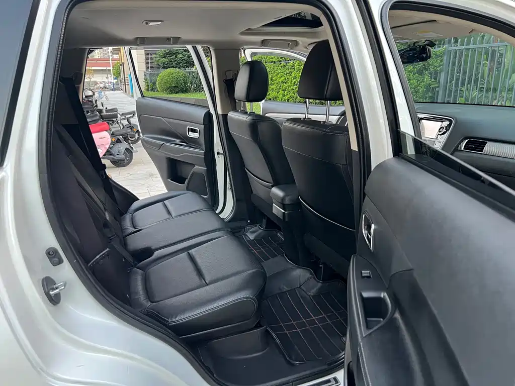 Mitsubishi Outlander (Import) — миниатюра 9