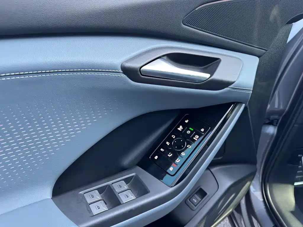 Audi Q6L e-tron — миниатюра 11