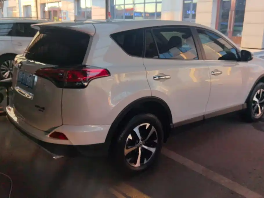 Toyota RAV4 — миниатюра 3