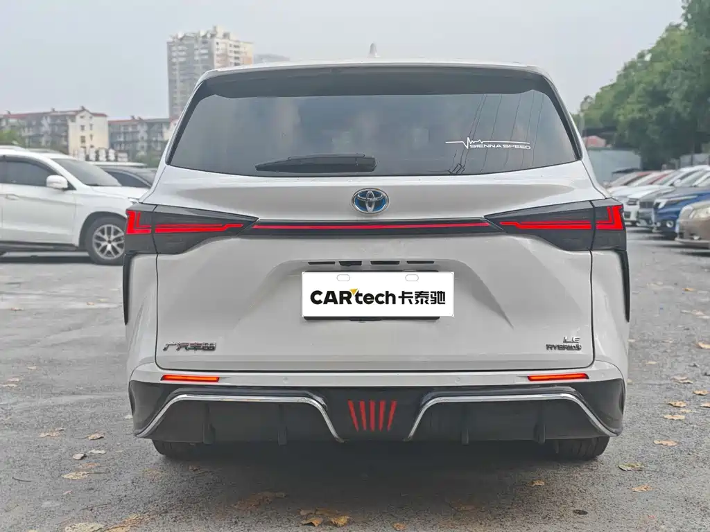 Toyota Sienna — миниатюра 2