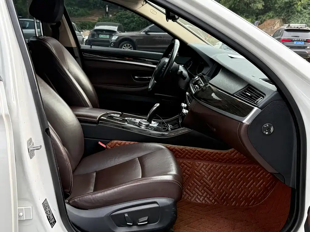 BMW 5 Series — миниатюра 4