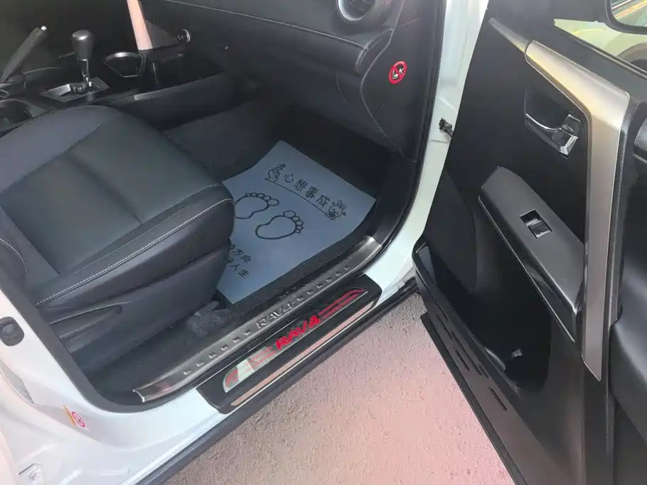 Toyota RAV4 — миниатюра 8