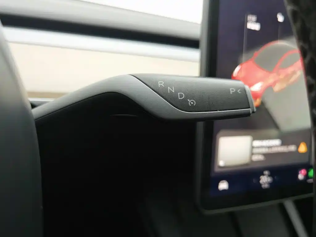 Tesla Model Y — миниатюра 13