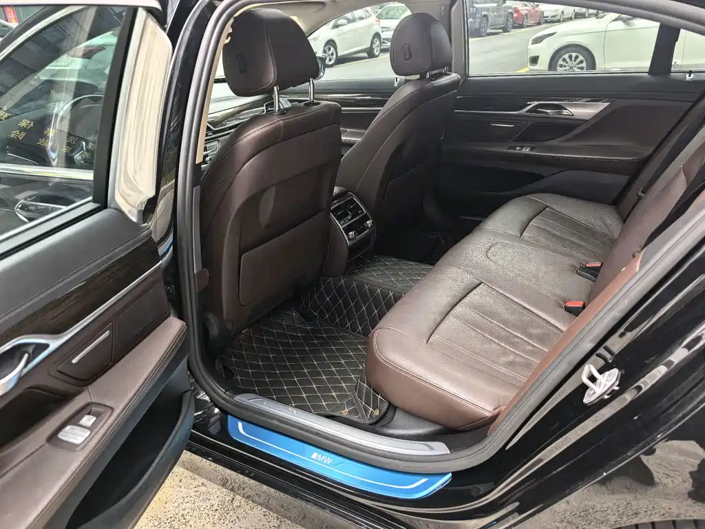 BMW 7 Series — миниатюра 10