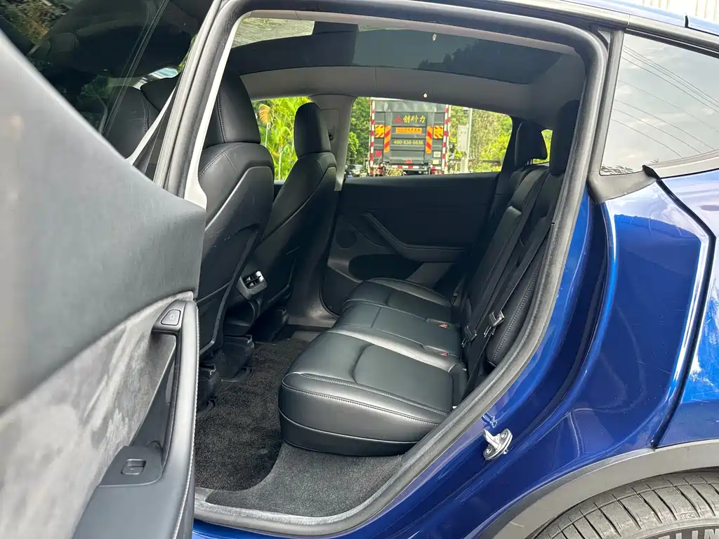 Tesla Model Y — миниатюра 10