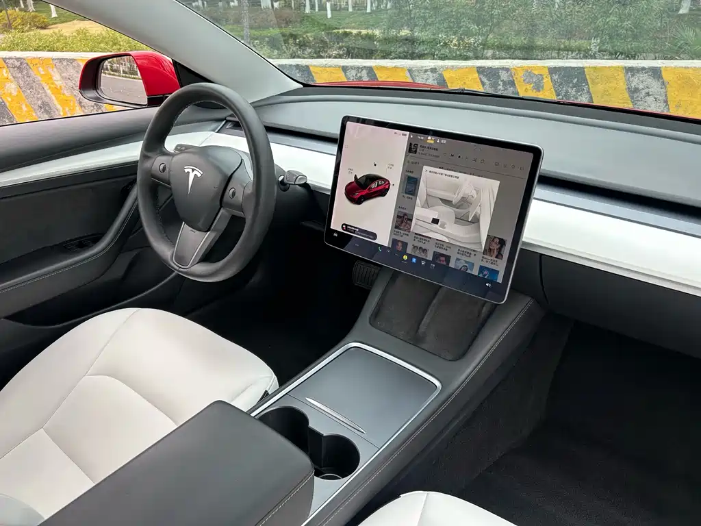 TESLA MODEL 3