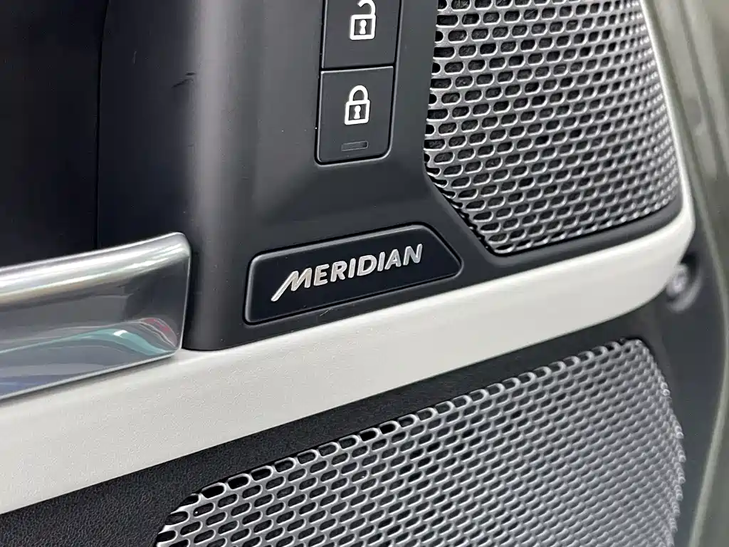 Land Rover Defender 2023 — фото 16