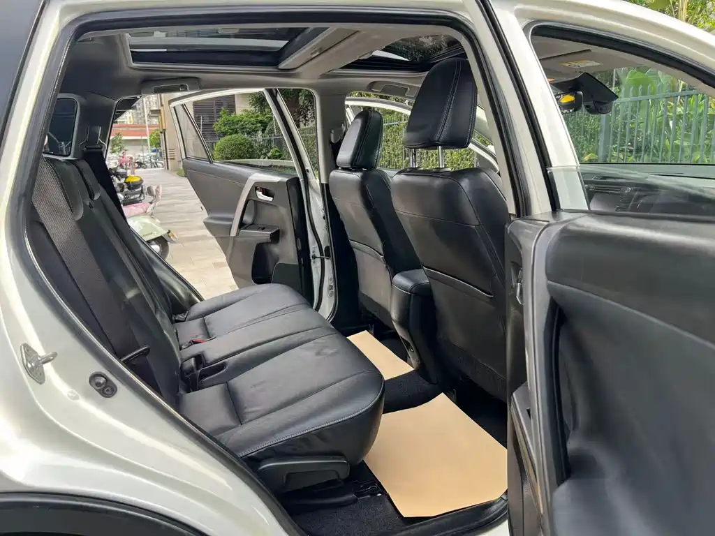 Toyota RAV4 — миниатюра 9