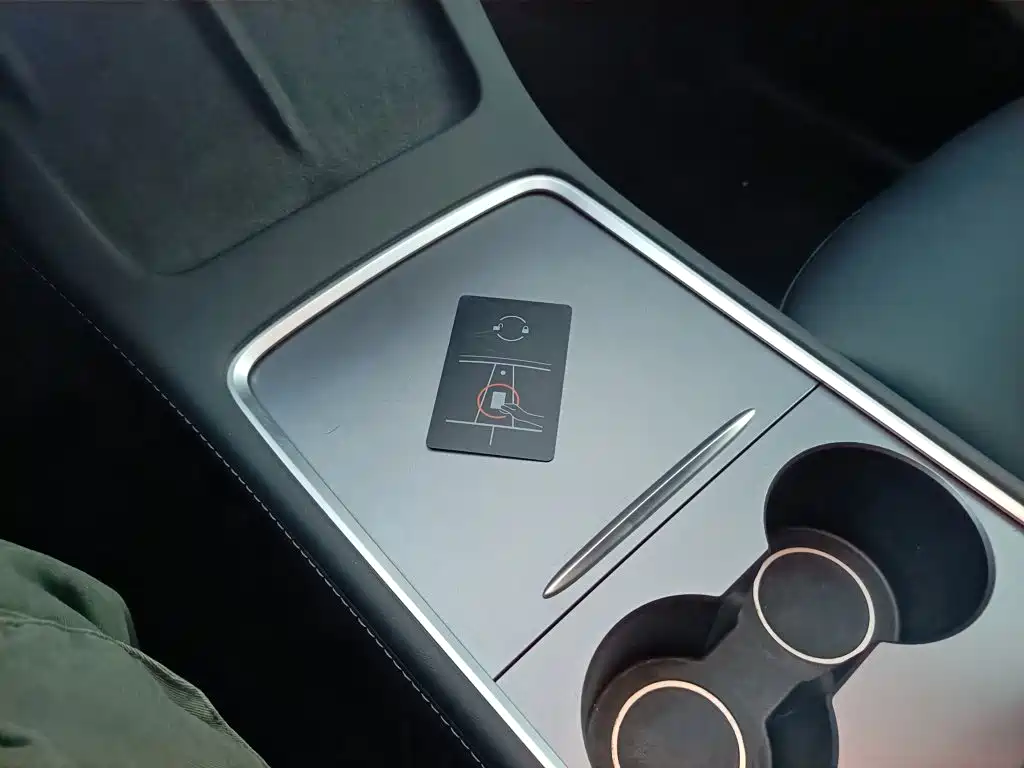 Tesla Model Y — миниатюра 9