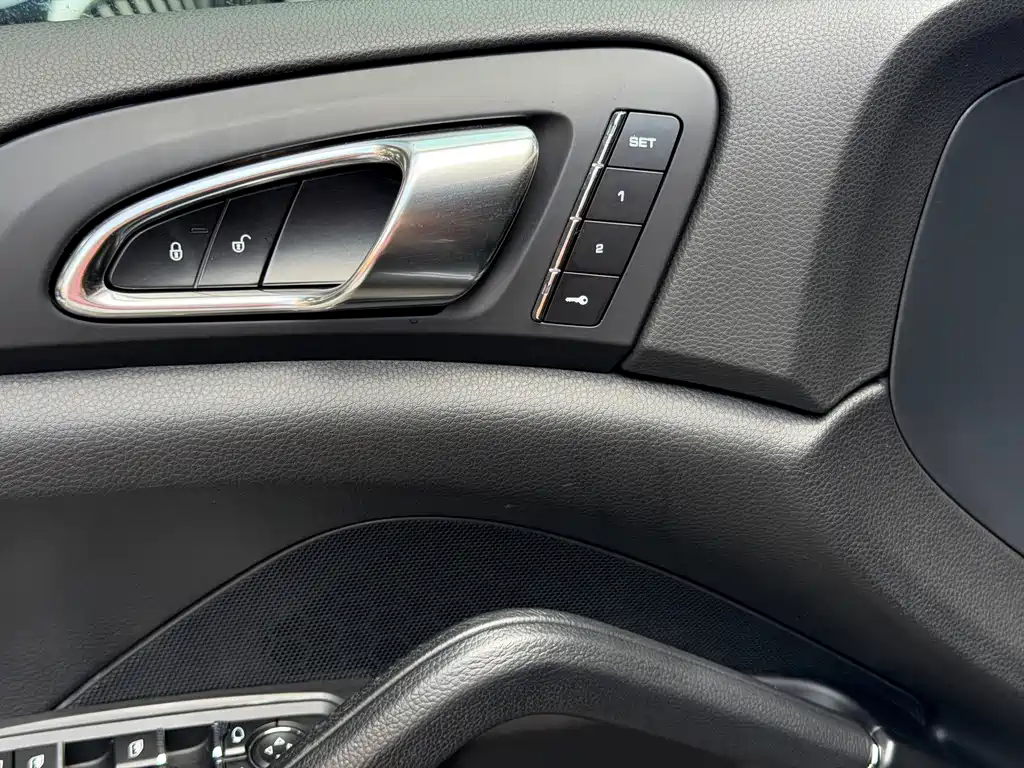 Porsche Cayenne — миниатюра 28