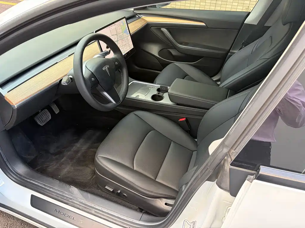 Tesla Model 3 — миниатюра 4