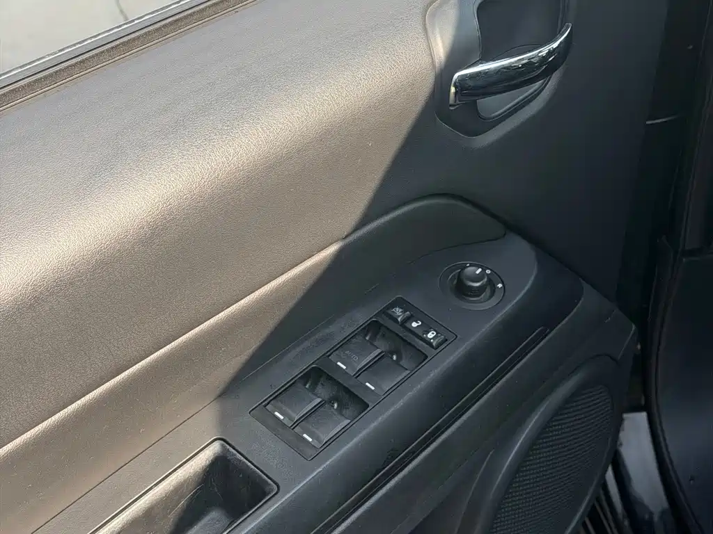 Jeep Compass (Import) — миниатюра 9