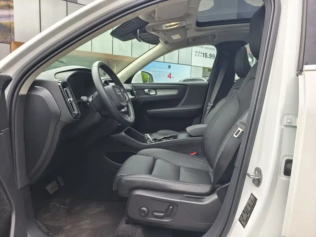Volvo XC40 2025 B4 Luxury