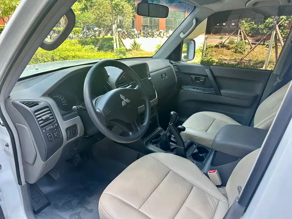 Mitsubishi Pajero — миниатюра 7