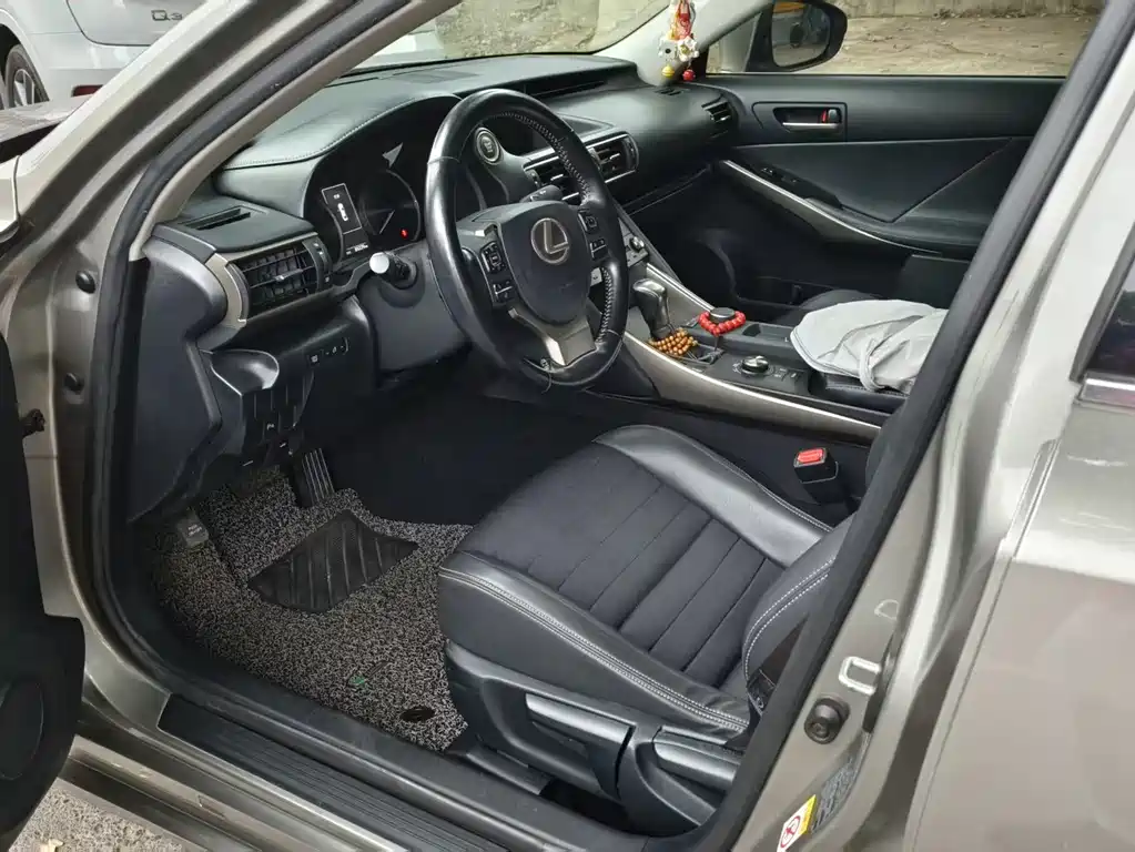 Lexus IS 2017 300 Lead
