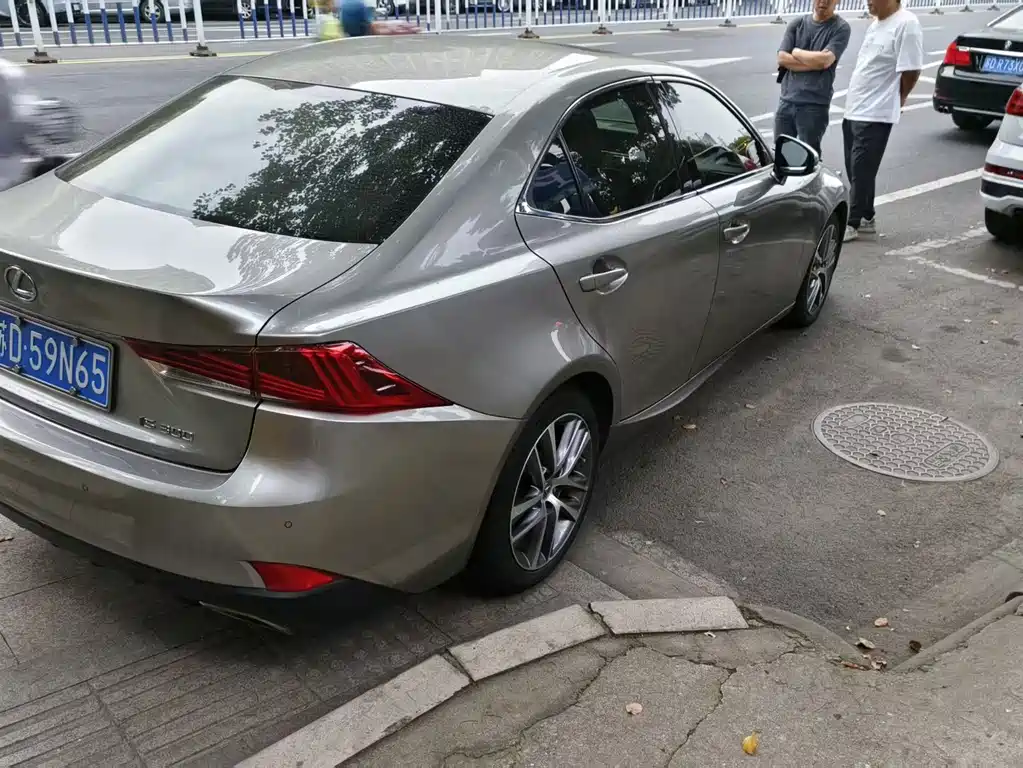Lexus IS 2017 300 Lead