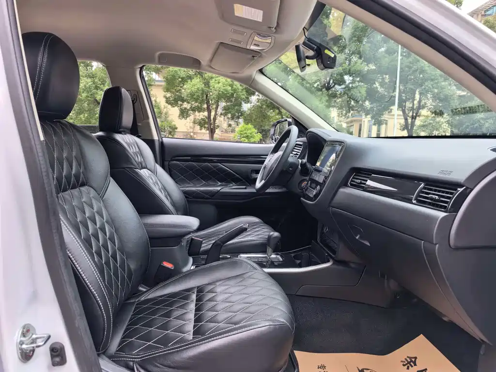 MITSUBISHI OUTLANDER