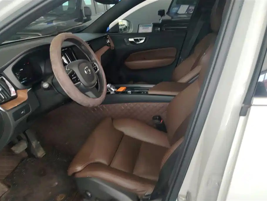 Volvo XC60 2025 B5 Luxury