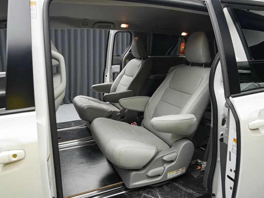 Toyota Sienna — миниатюра 9