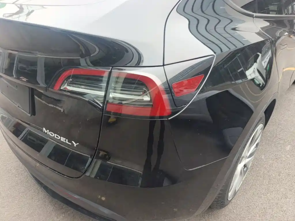 Tesla Model Y — миниатюра 8