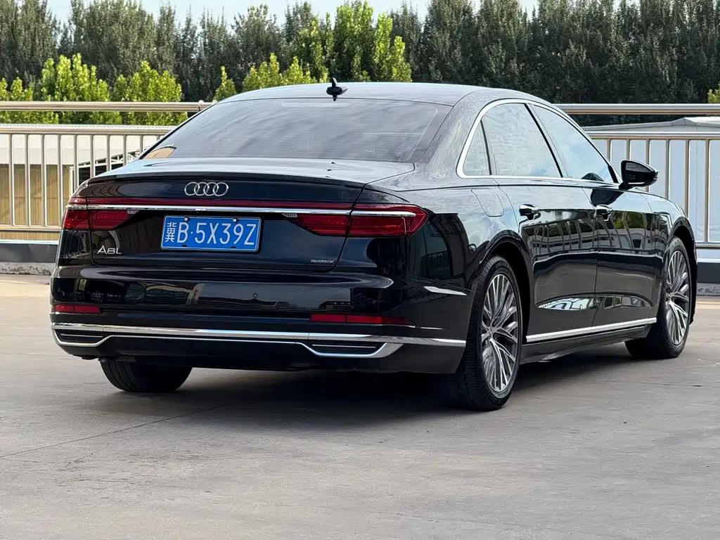 AUDI  A8
