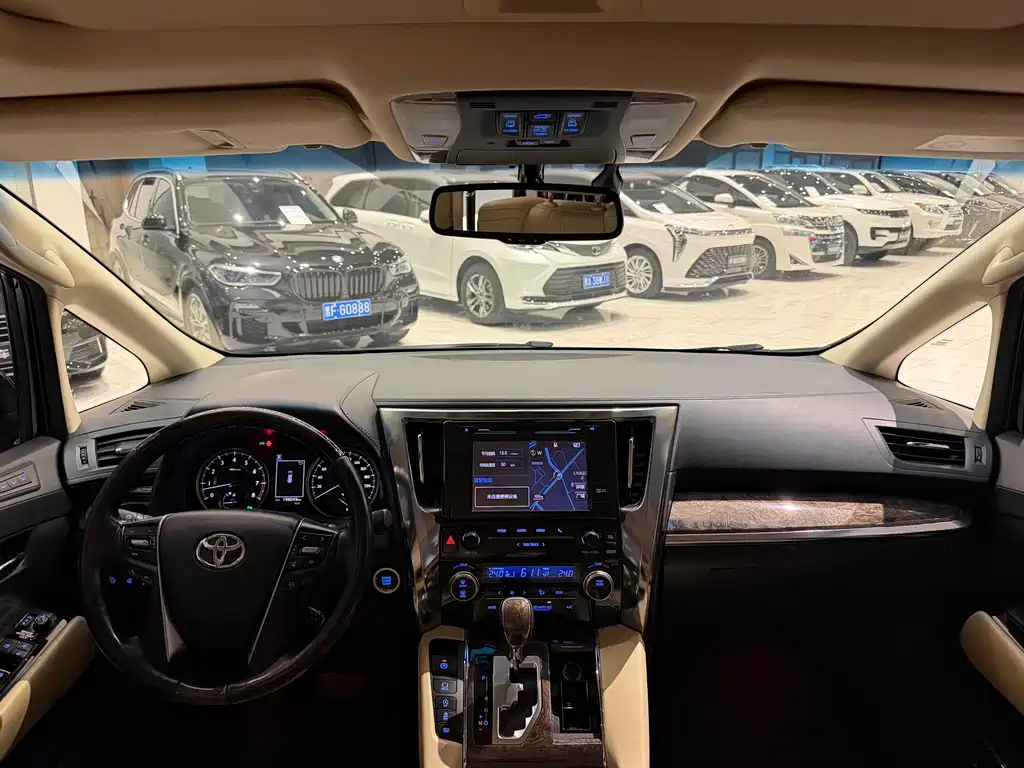 Toyota Alphard — миниатюра 5