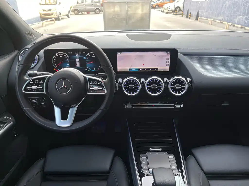 MERCEDES-BENZ GLA