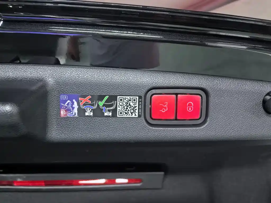 Mercedes-Benz E-Class — миниатюра 18